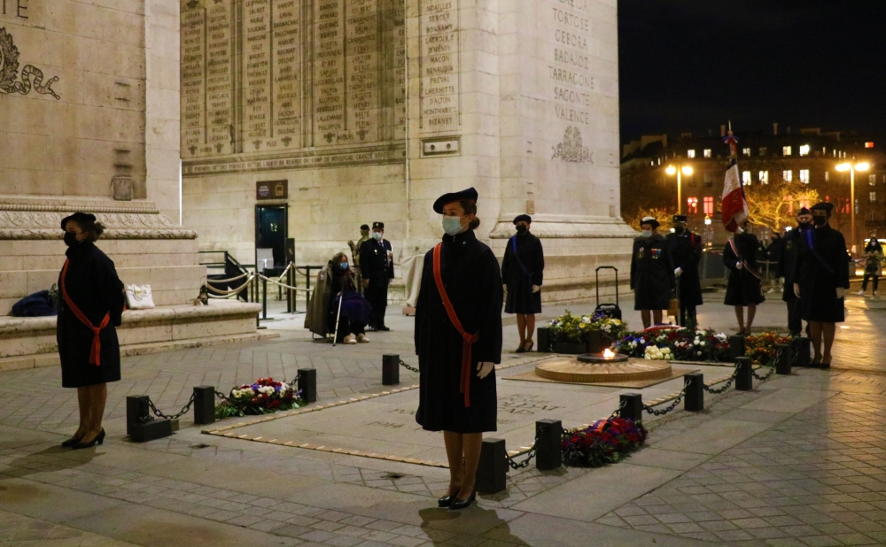 Ravivage De La Flamme Sur La Tombe Du Soldat Inconnu